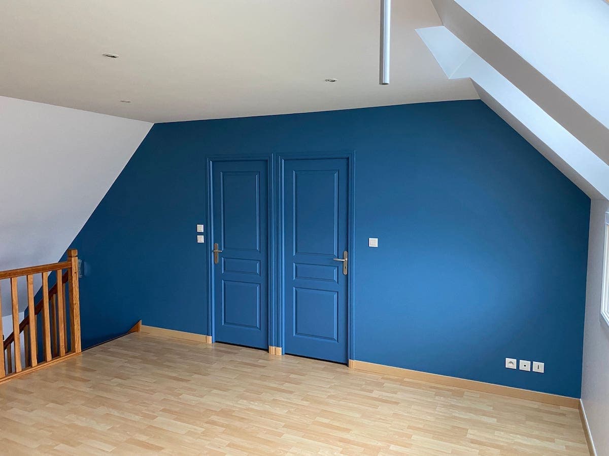 Chambre rénovée avec sols de parquet flottant